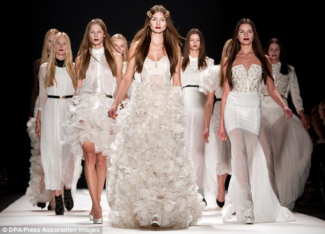 article-2089041-0F88665800000578-316_634x458